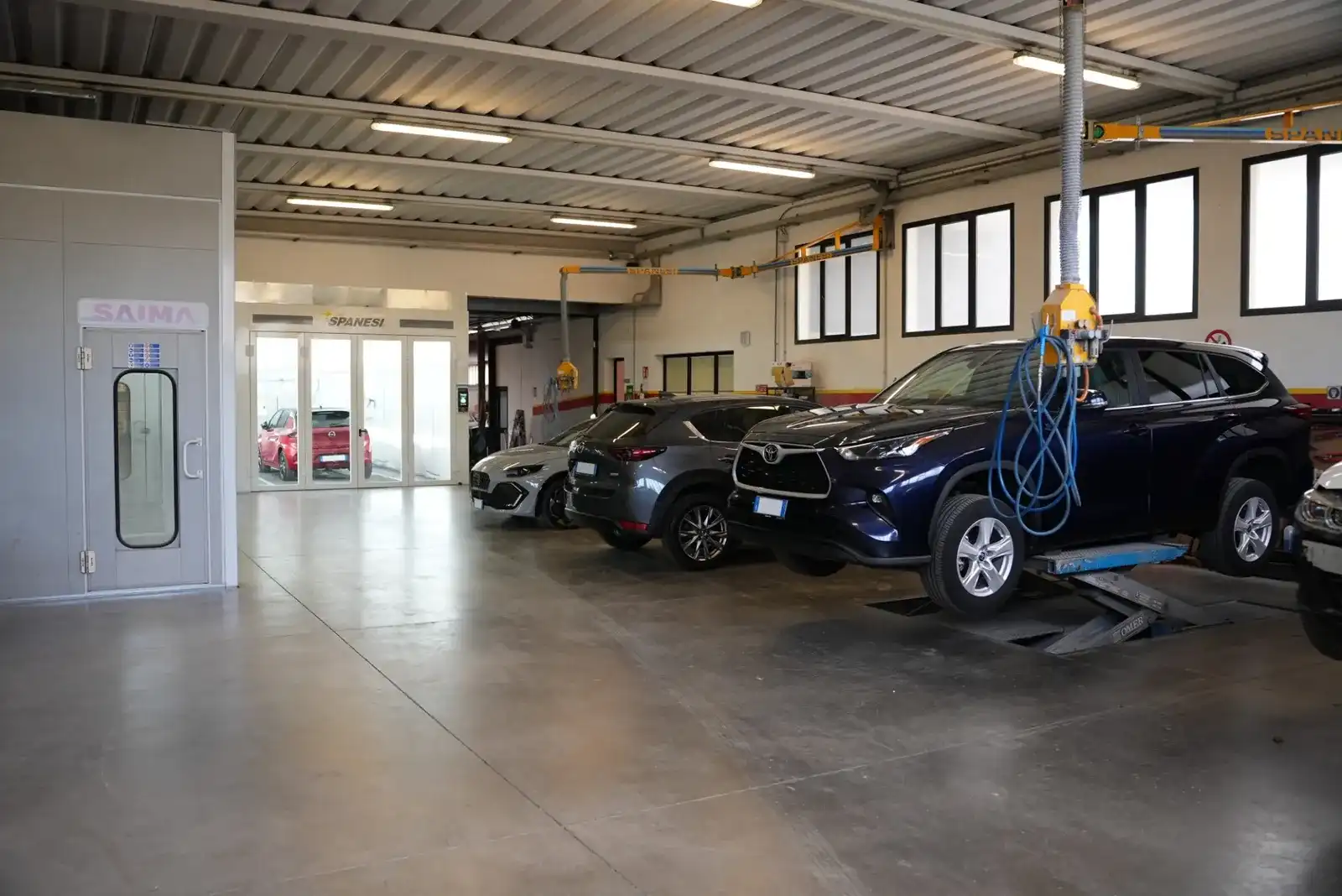 Officina con cabina di verniciatura Carrozzeria La Cordenonese