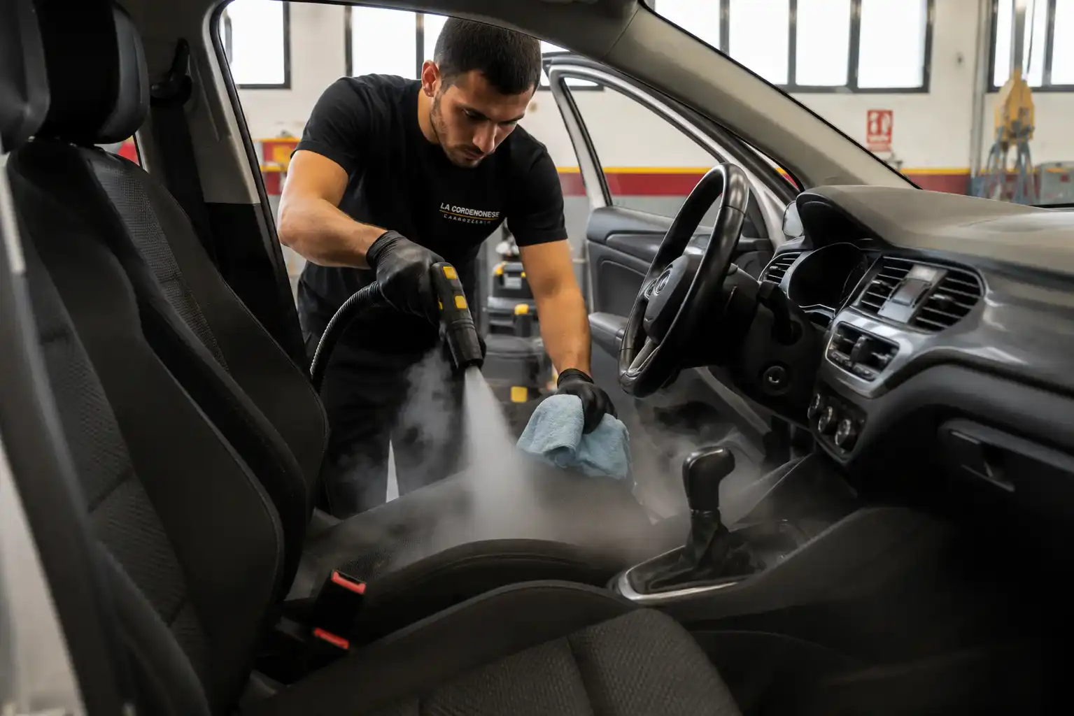 Pulizia e igienizzazione interni auto presso Carrozzeria La Cordenonese a Cordenons